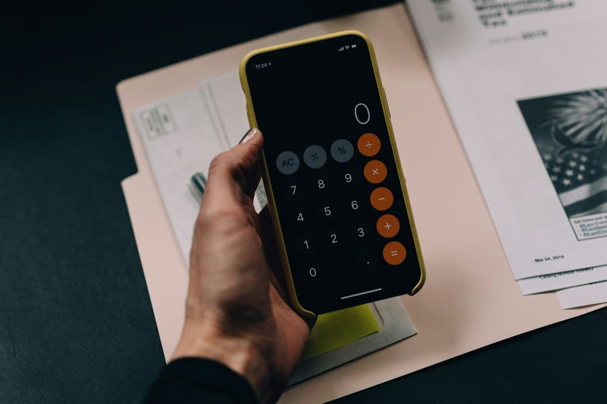 Documentos e gráficos financeiros — imagem ilustrativa.